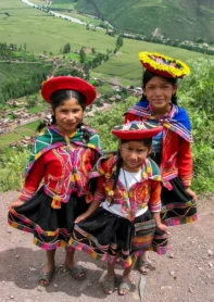 niños-en-mirador-taray-cerca-de-pisac-en-perú-40198823